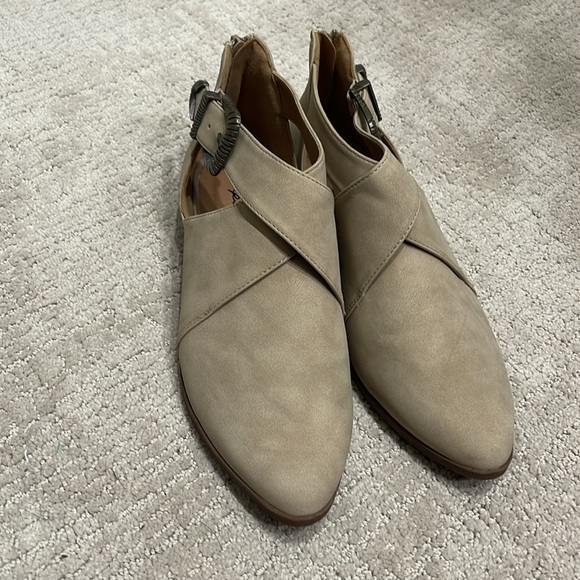 Qupid zip up shoes. Size 8.5 - Picture 3 of 8